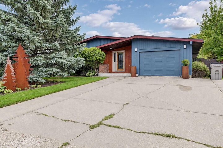 Property Photo: 7205 Patterson Drive AB T8V 5A2