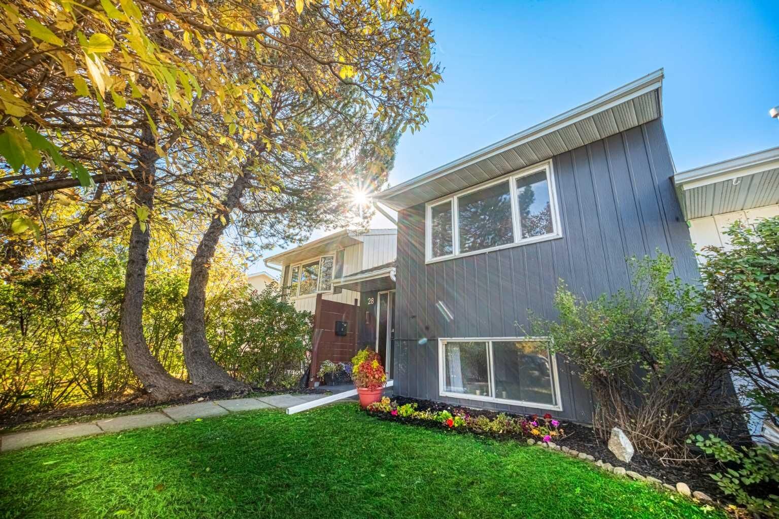Property Photo:  28 Whiteside Crescent  AB T4N 5Z1 