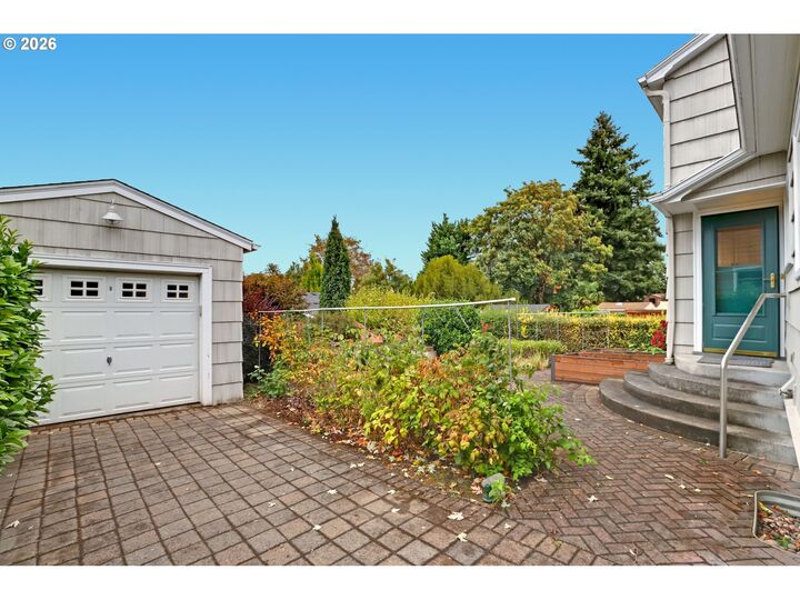 Property Photo: 4297 NE Laurelhurst Pl OR 97213