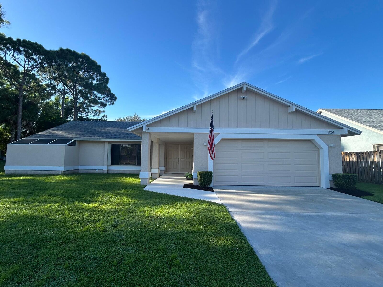 Property Photo: 934 SE Atlantus Avenue FL 34983