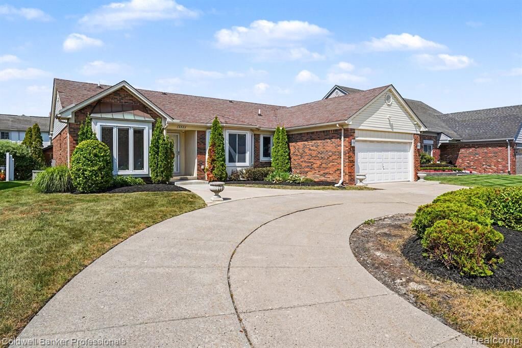 Property Photo:  2585 Tiverton Drive  MI 48310 