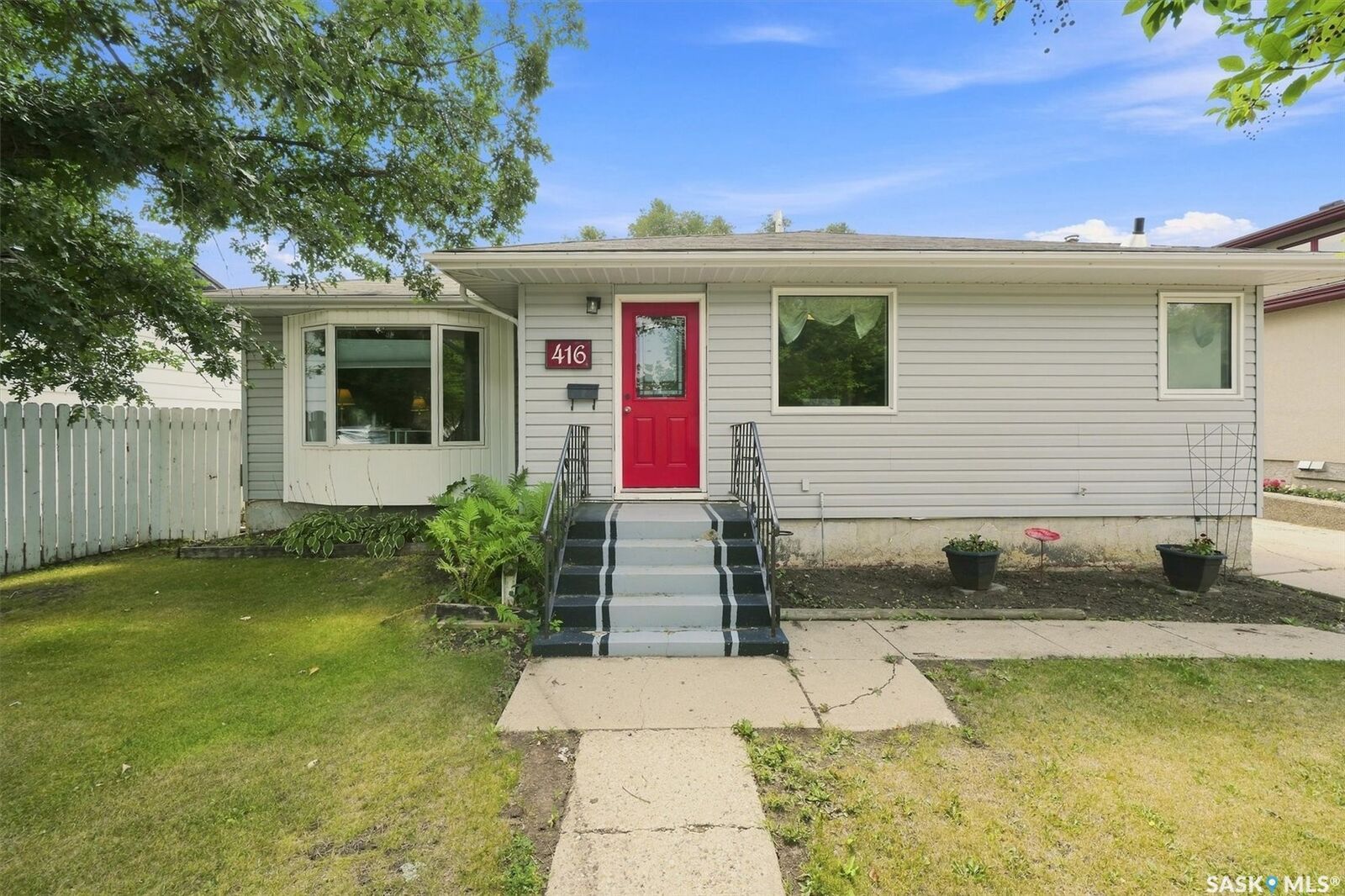 Property Photo:  416 Willow Street E  SK S7J 0C8 