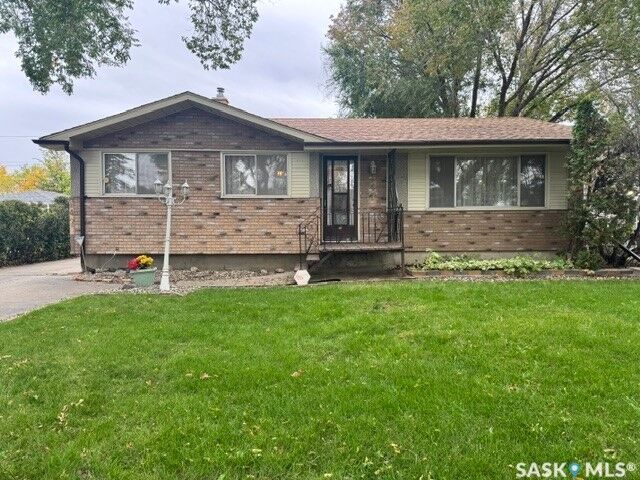 Property Photo:  147 Woodward Avenue  SK S4R 3H5 