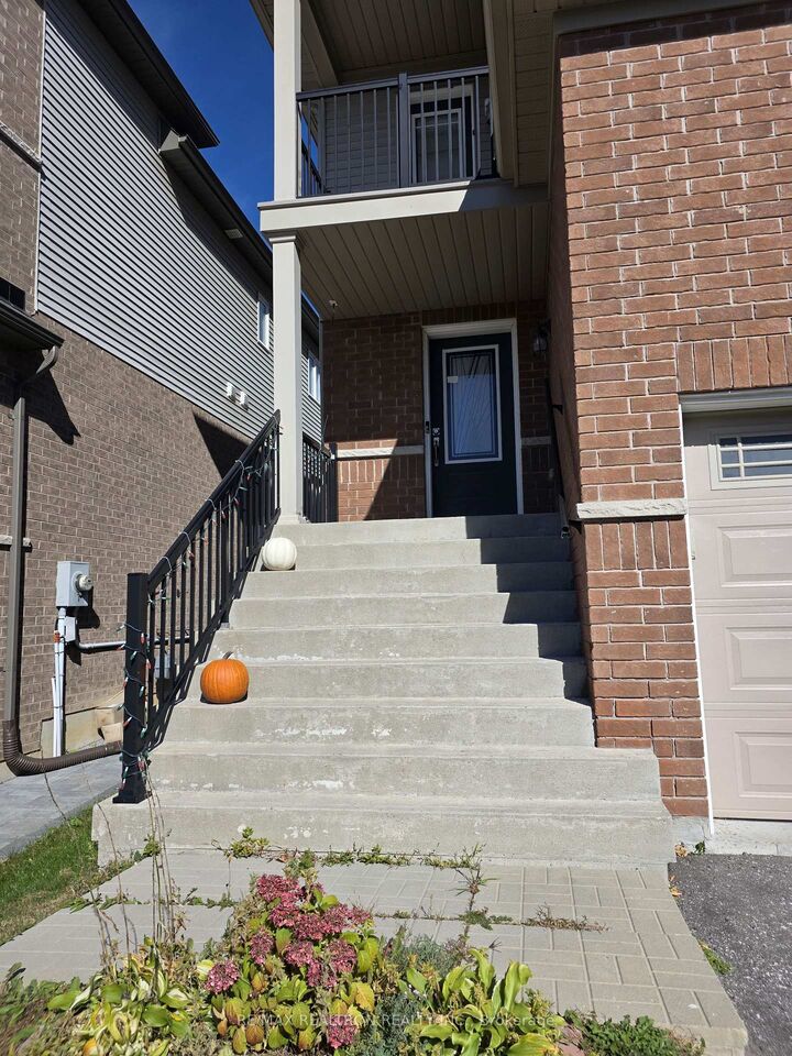 Property Photo:  1813 Shelburne Street  ON L1K 0T3 