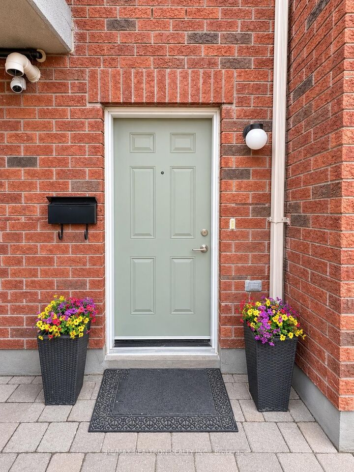 Property Photo:  15 Strangford Lane 101  ON M1L 0E5 