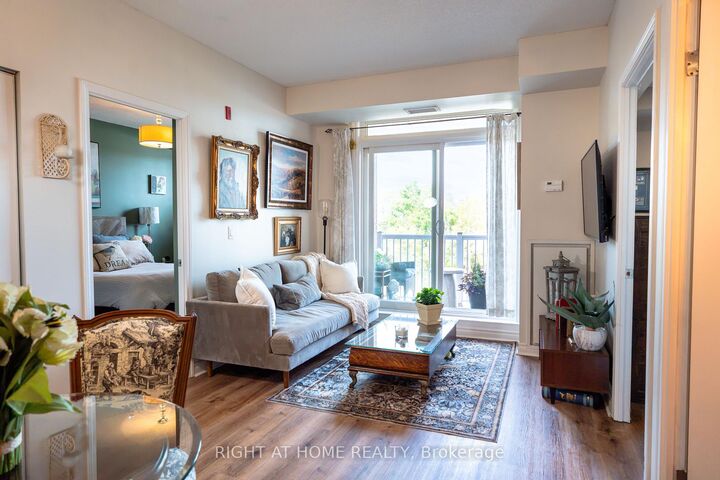 Property Photo:  15450 Yonge Street 202  ON L4G 0K1 
