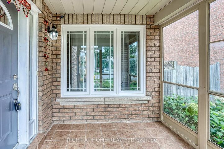 Photo de la propriété: 37 Brockman Crescent Upper ON L1T 4B3