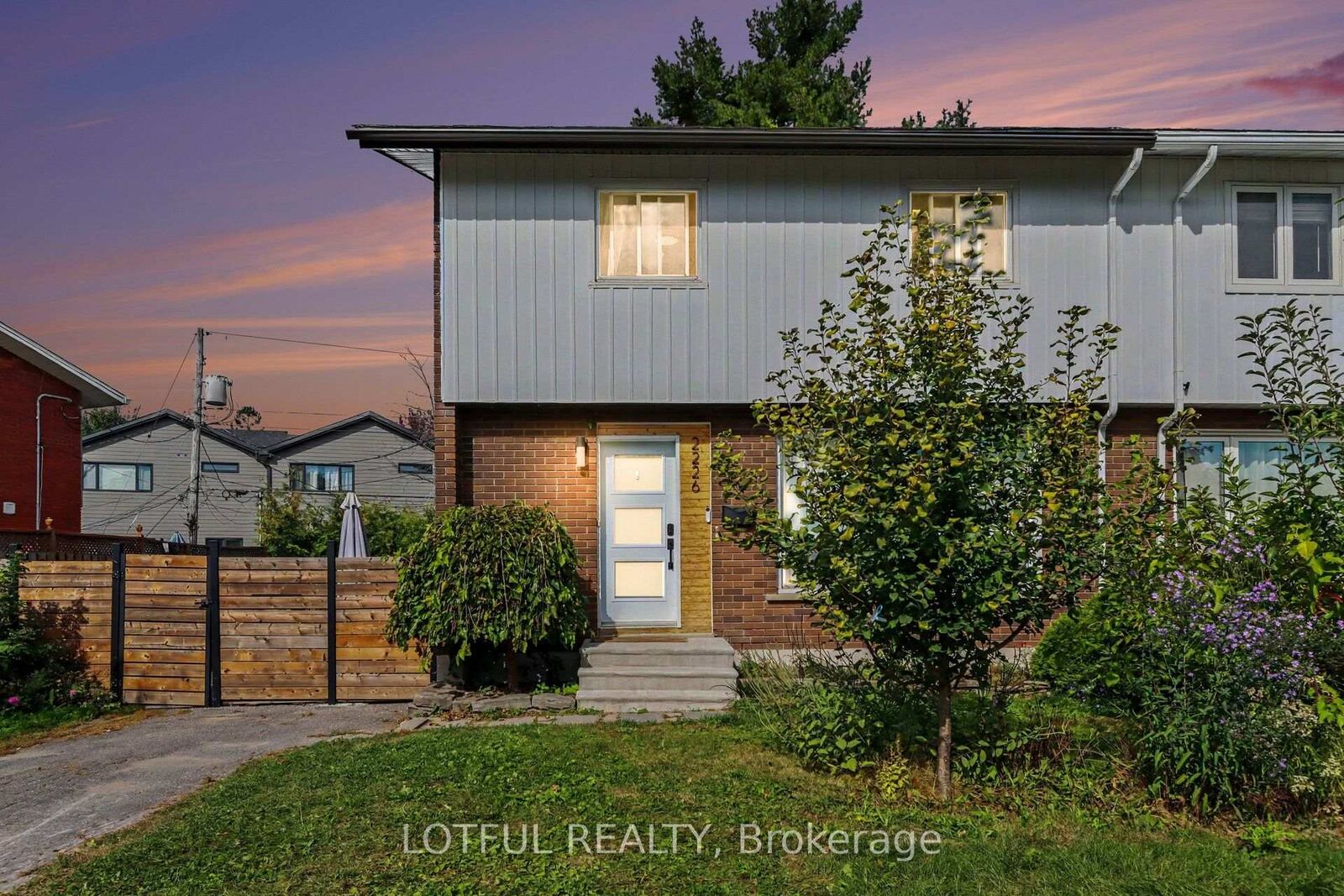 Property Photo:  2226 Saunderson Drive  ON K1G 2G4 