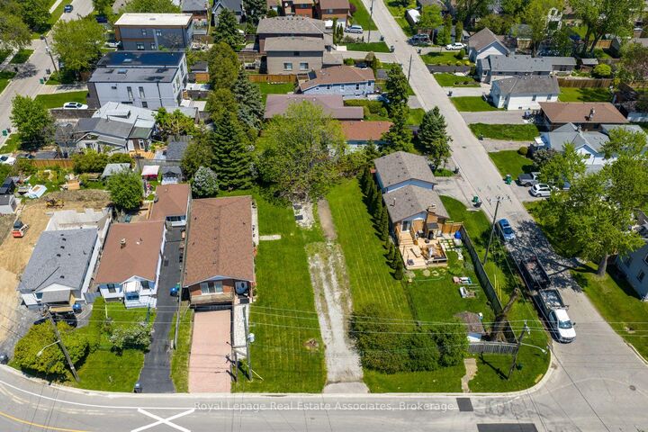 Property Photo:  1067 Alexandra Avenue  ON L5E 2A1 