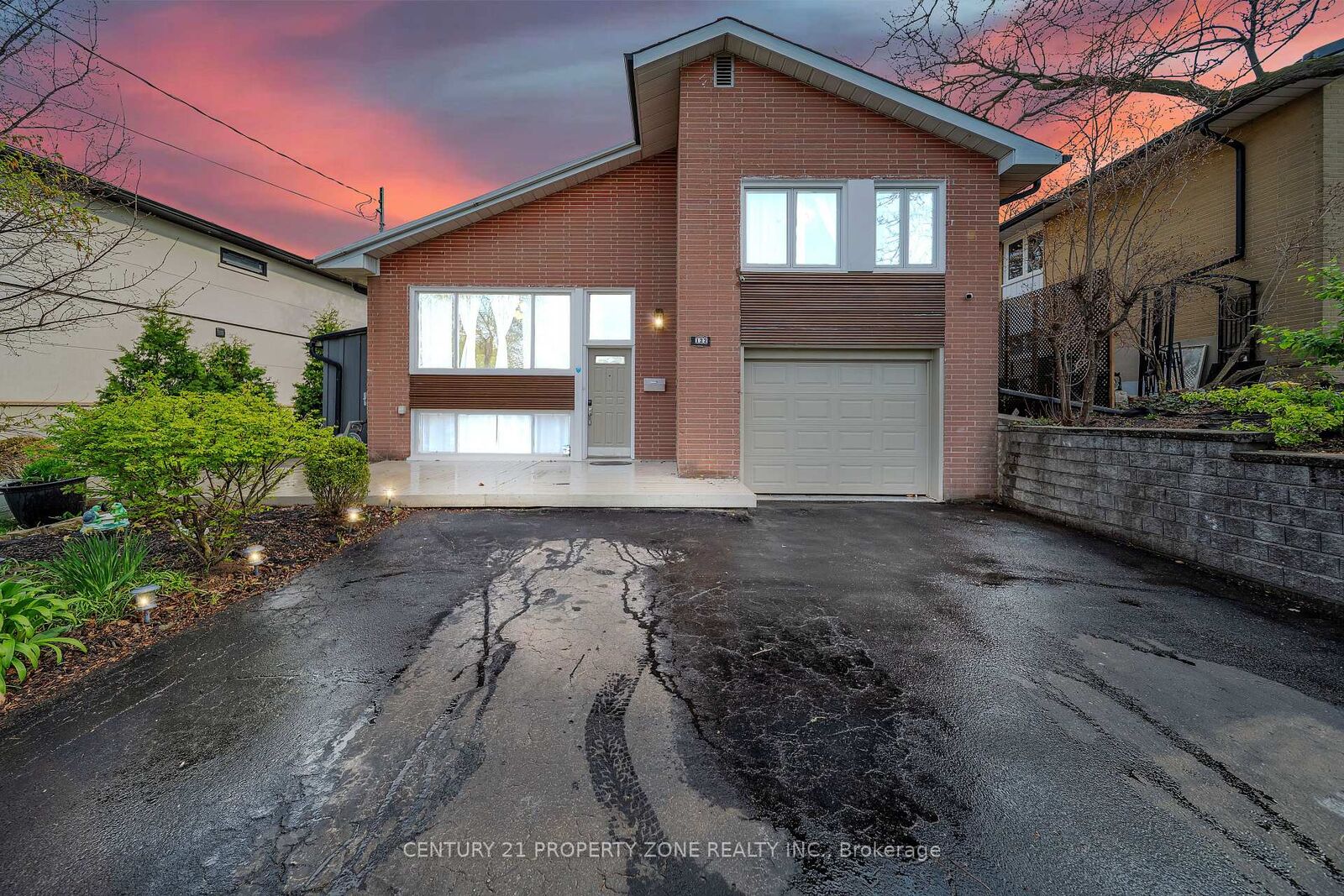 Property Photo:  122 Vista Boulevard  ON L5M 1V9 
