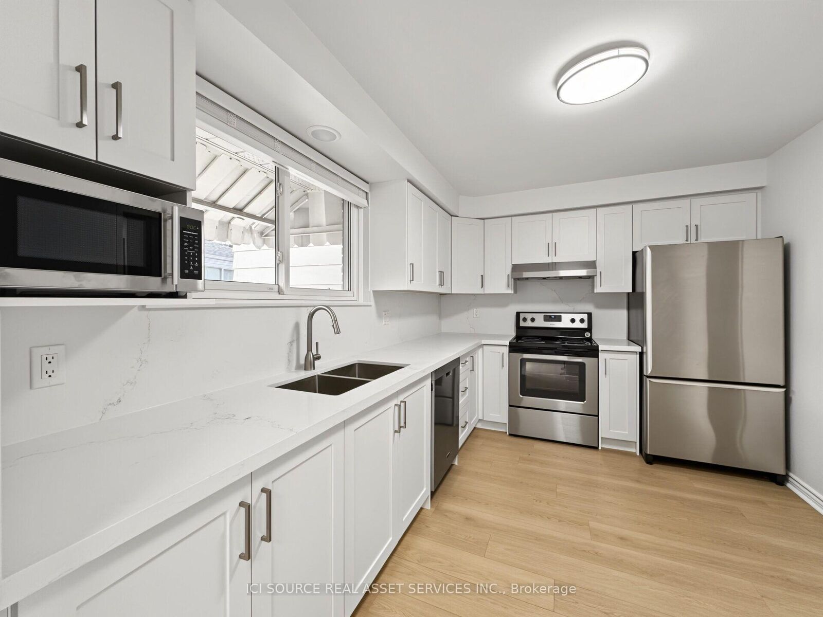 Property Photo:  42 Follett Court Upper Unit  ON L1S 4V2 