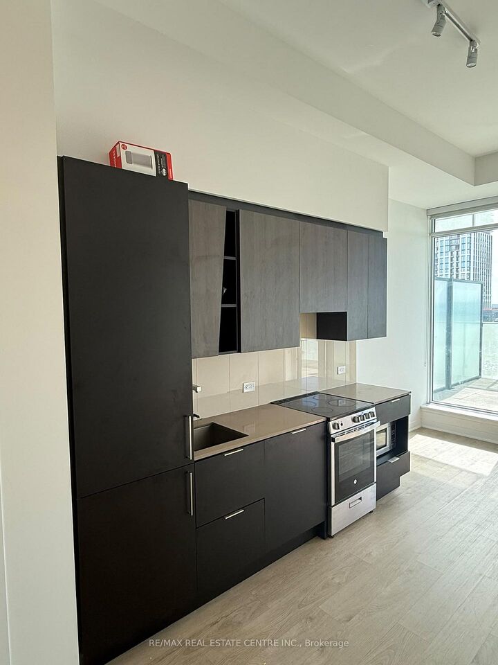 Property Photo:  3900 Confederation Parkway 605  ON L5B 0M3 