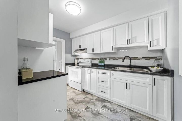Property Photo:  11 Mid Pines Road Upper  ON M1G 2L5 