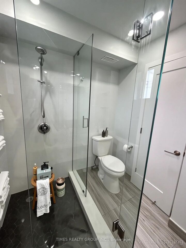 Property Photo:  15 Walmer Road 508  ON M5R 2X1 