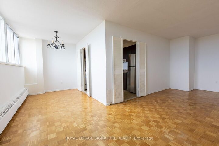 Property Photo:  161 Oakwood Avenue 1808  ON M6E 2V2 