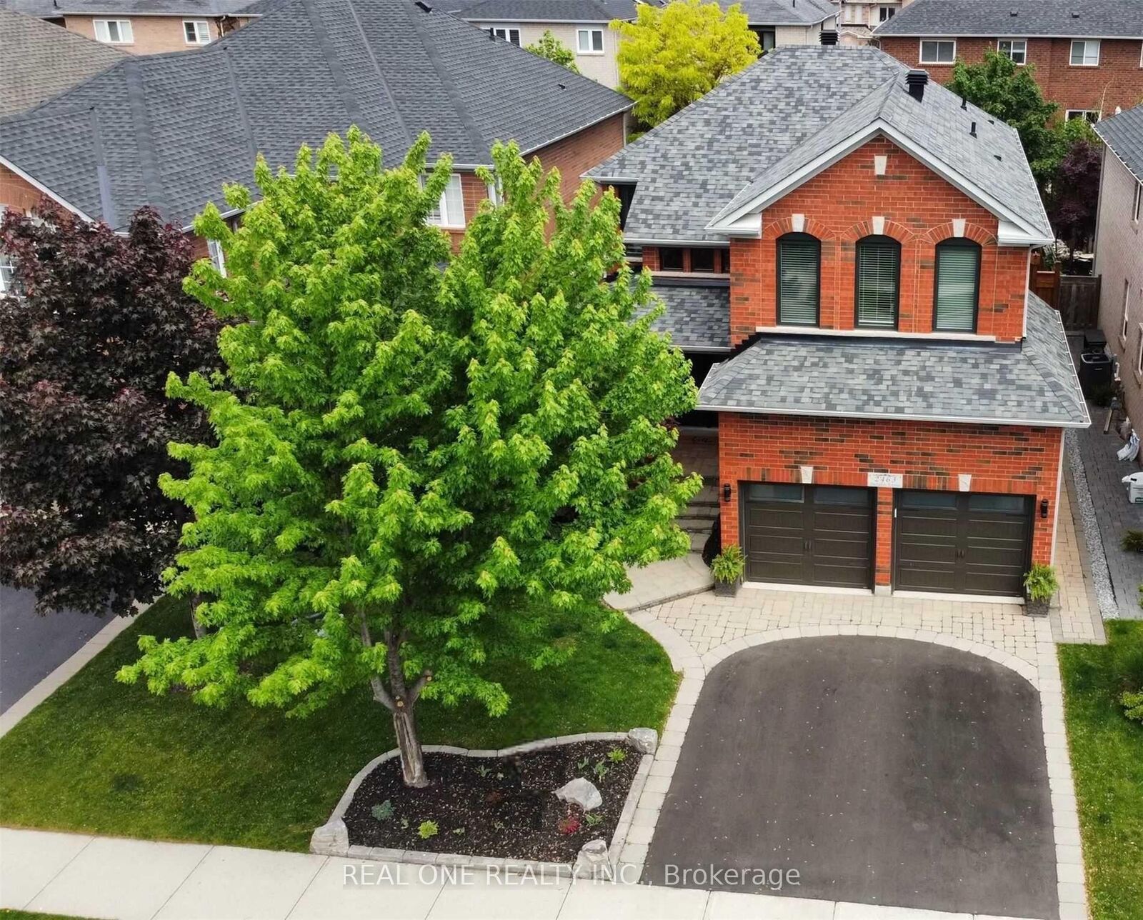 Property Photo: 2463 Parkglen Avenue ON L6M 4Y7