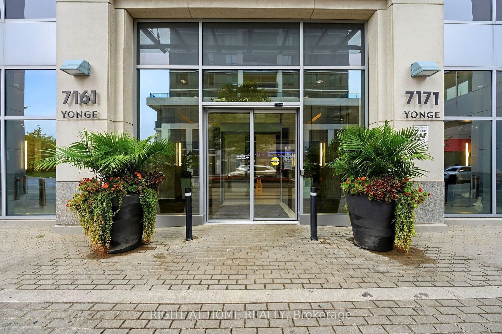 Property Photo:  7171 Yonge Street 1702  ON L3T 0C5 
