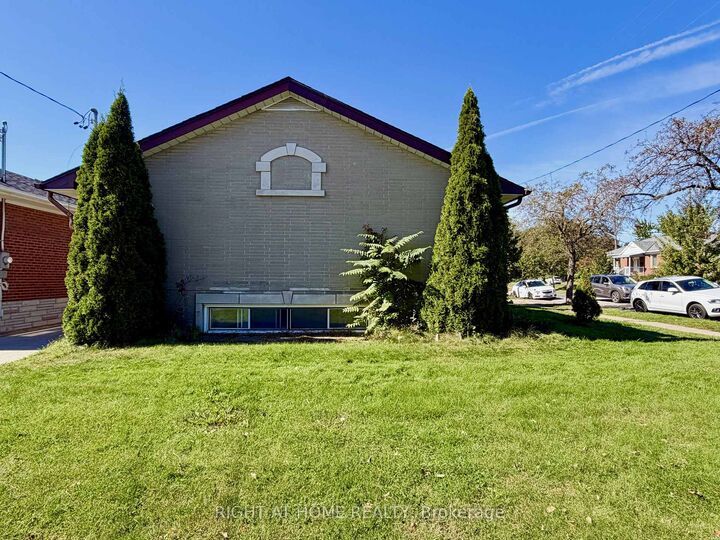 Property Photo:  35 Warnica Avenue  ON M8Z 1Z5 