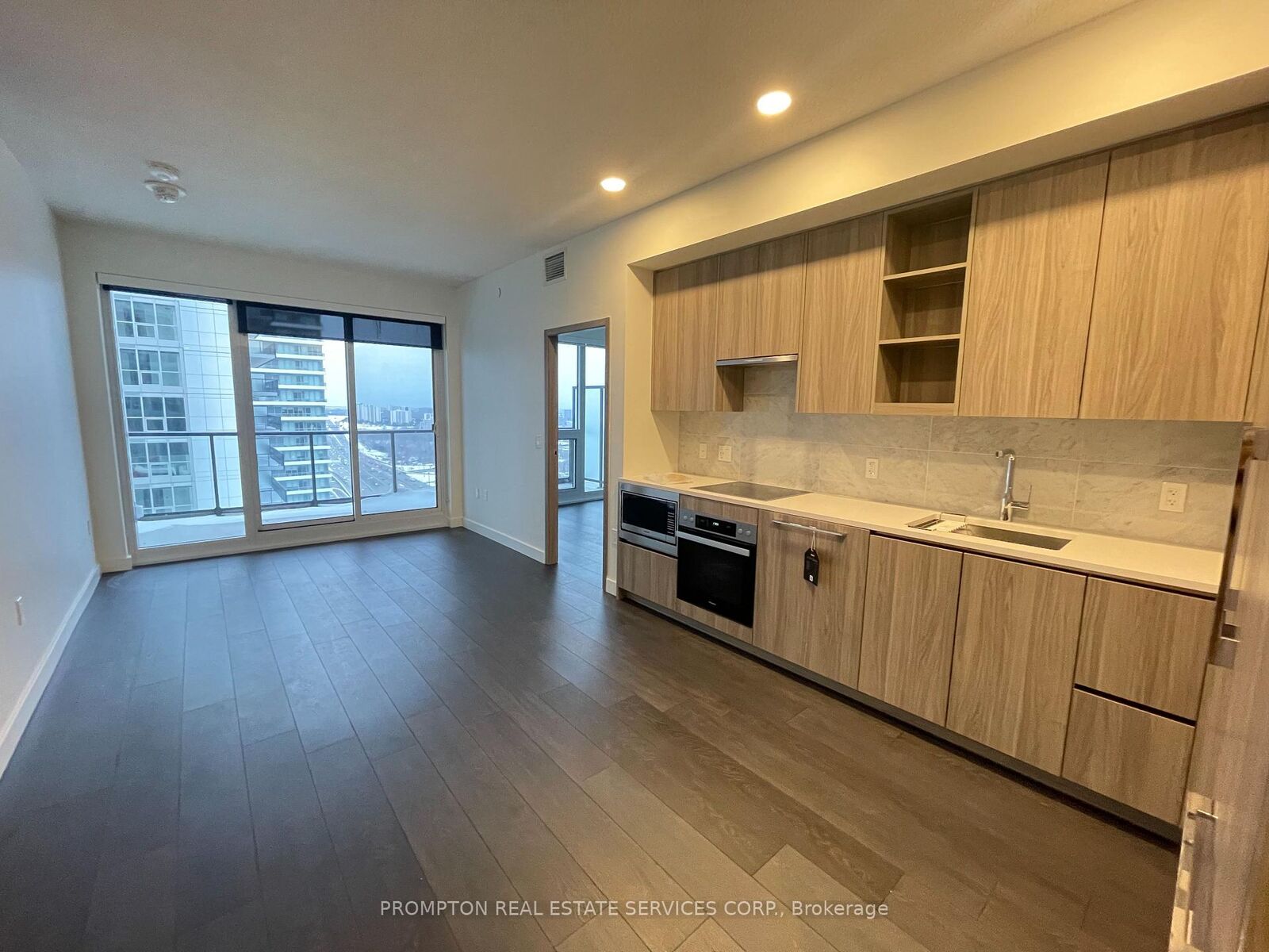 Property Photo:  85 McMahon Drive 3209  ON M2K 0H1 