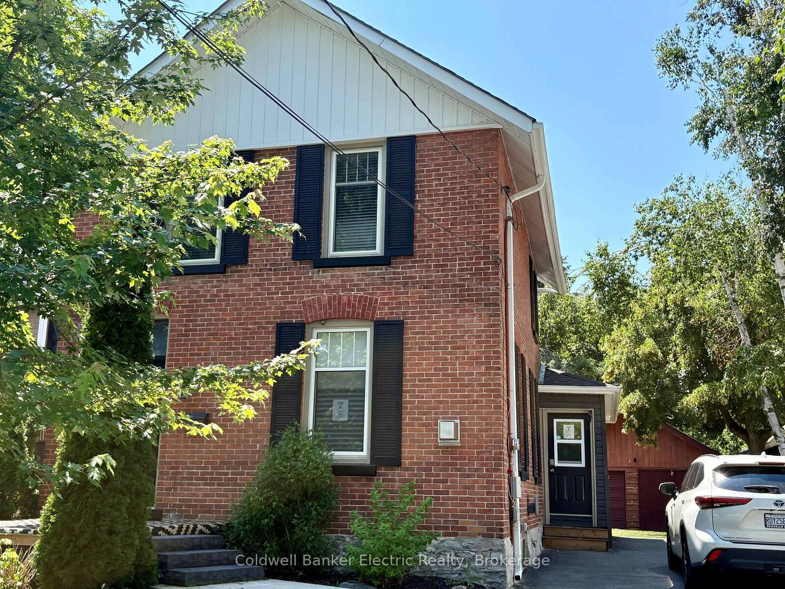 Property Photo:  21 Sussex Street N  ON K9V 4H3 