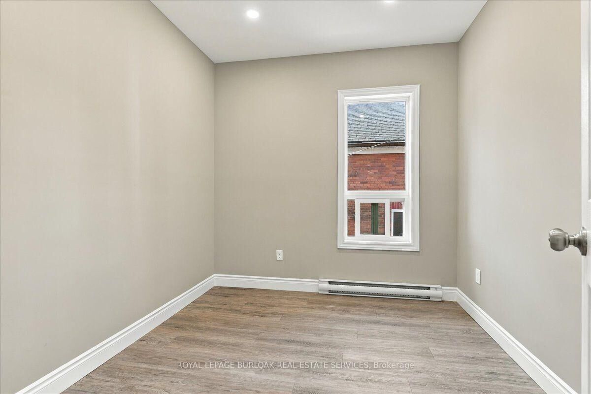 Property Photo:  17 Eby Street S Upper  ON N2G 3K6 