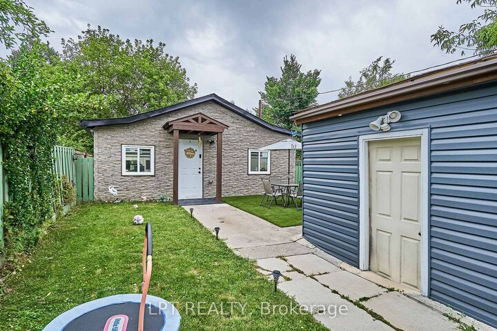 Property Photo:  15 Knights Road  ON L1H 4M5 
