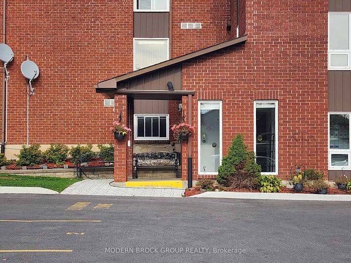 Property Photo: 14 Charlotte Place 14 ON K6V 6T4