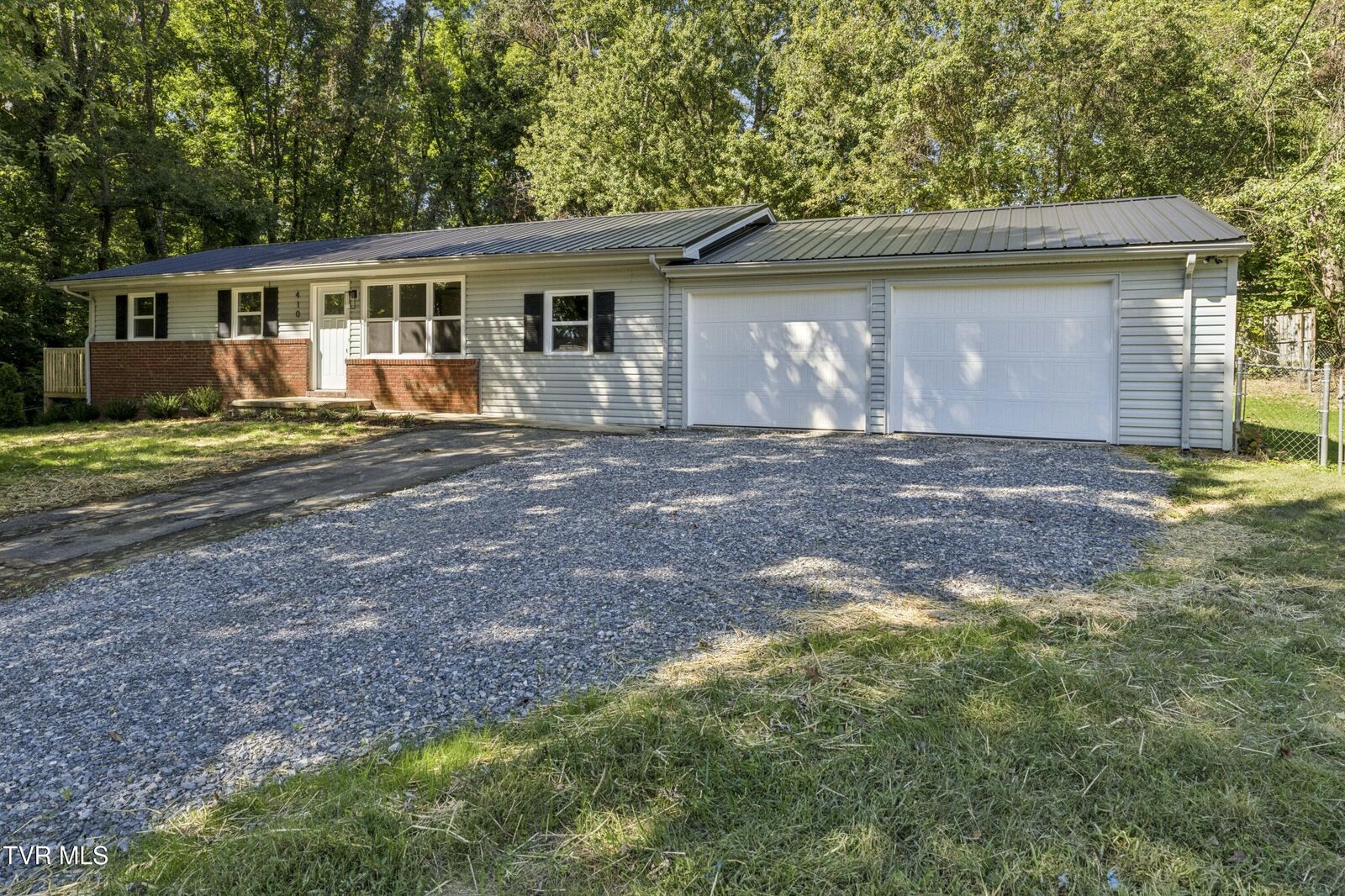 Property Photo: 410 Queen Ann Court TN 37686