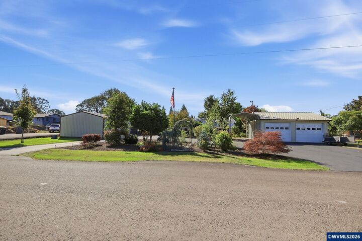Property Photo:  820 Kees St  OR 97355 
