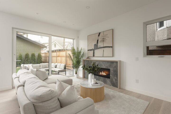 Property Photo: 2755 W 11th Avenue 2 BC V6K 2L8