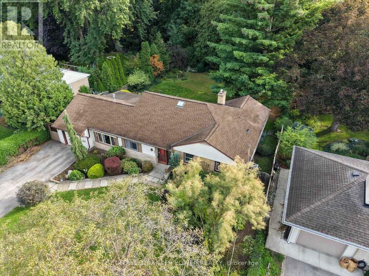 Property Photo:  423 Pinetree Drive  ON N6H 3M9 