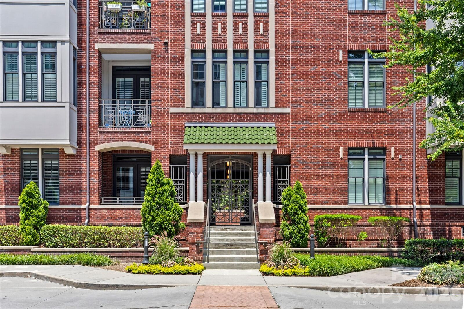 Property Photo: 2810 Selwyn Avenue 209 NC 28209