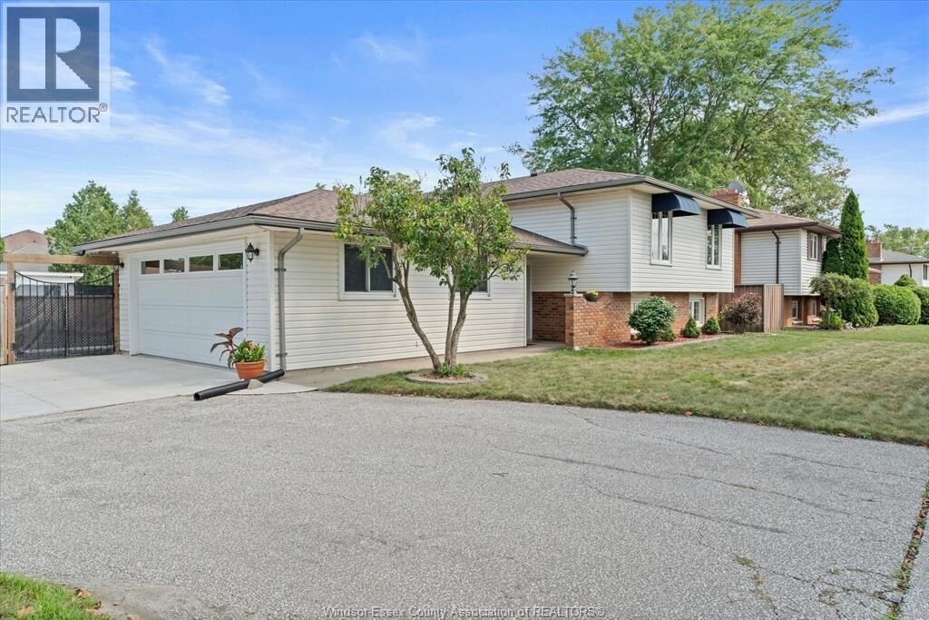 Property Photo: 2402 St. Alphonse Avenue ON N8N 2W9