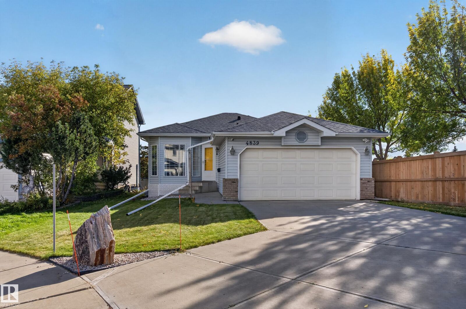 Property Photo:  4839 147 Avenue NW  AB T5Y 2X2 