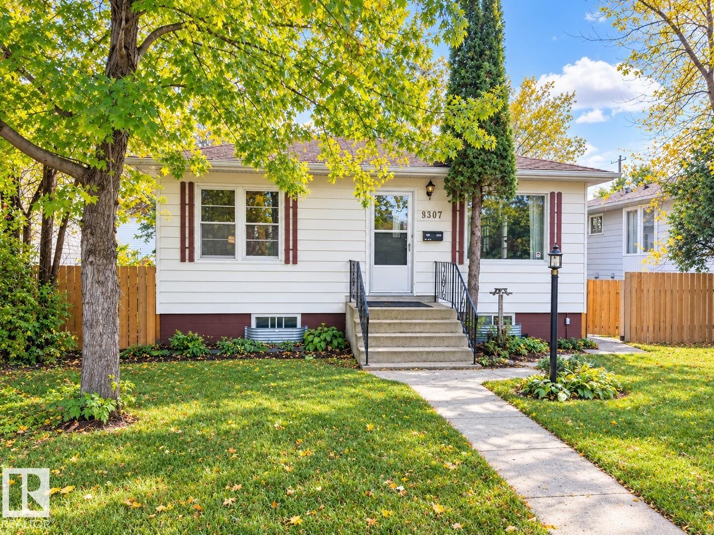Property Photo:  8907 83 Avenue NW  AB T6C 1B4 