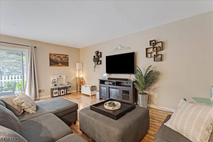 Property Photo:  9 Ferndale Ln  NJ 07419 