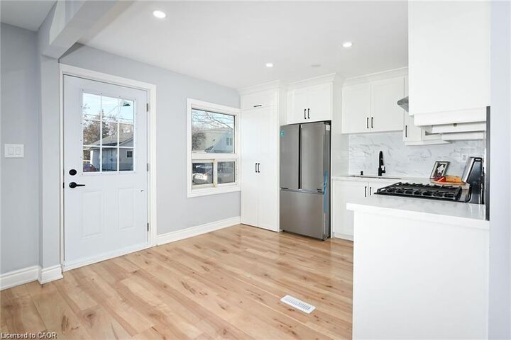 Property Photo:  213 East 28th Street Upper  ON L8V 3H9 