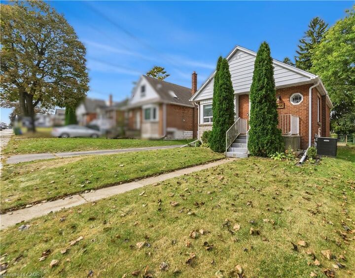 Property Photo:  206 East 19th Street  ON L9A 4S5 
