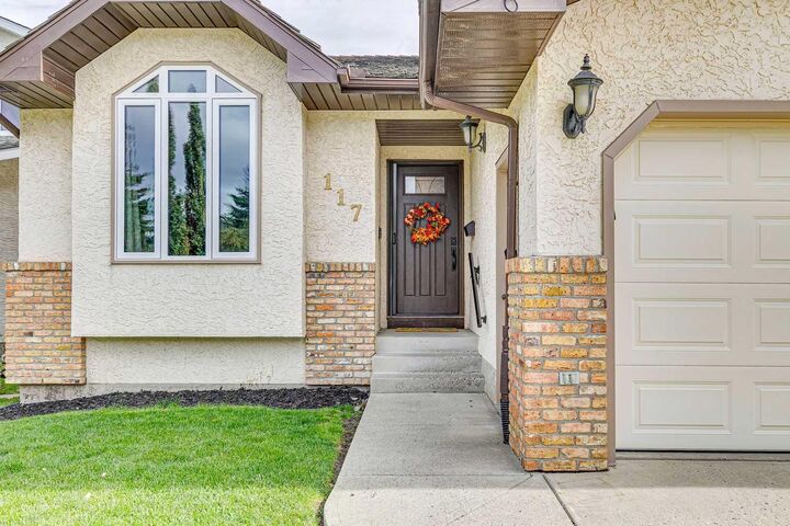 Property Photo:  117 Hawkbury Close NW  AB T3G 3E3 