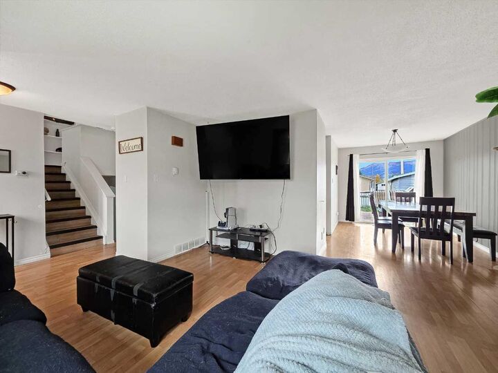 Property Photo:  9826 101 Street  AB T0E 0Y0 