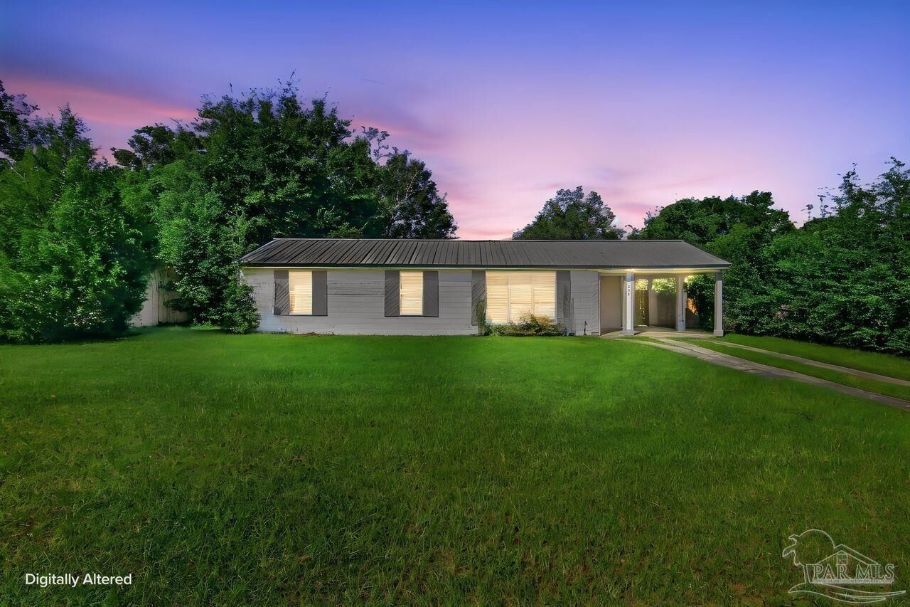 Property Photo: 208 Topaz Ave FL 32505