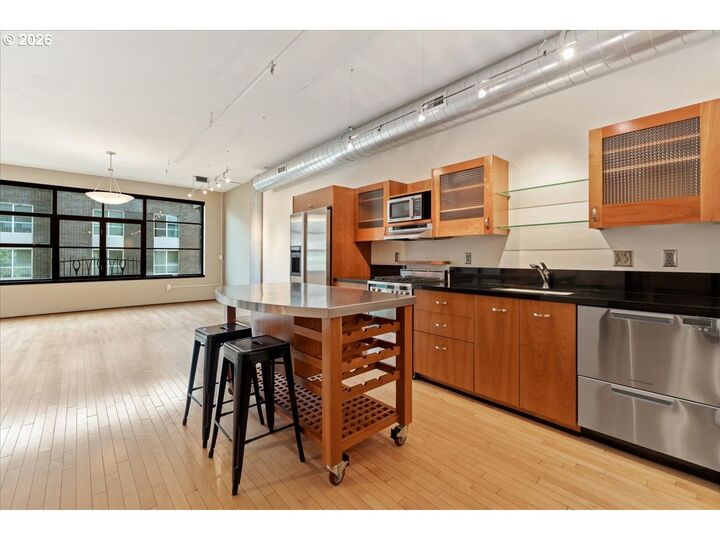 Property Photo: 333 NW 9th Ave 609 OR 97209