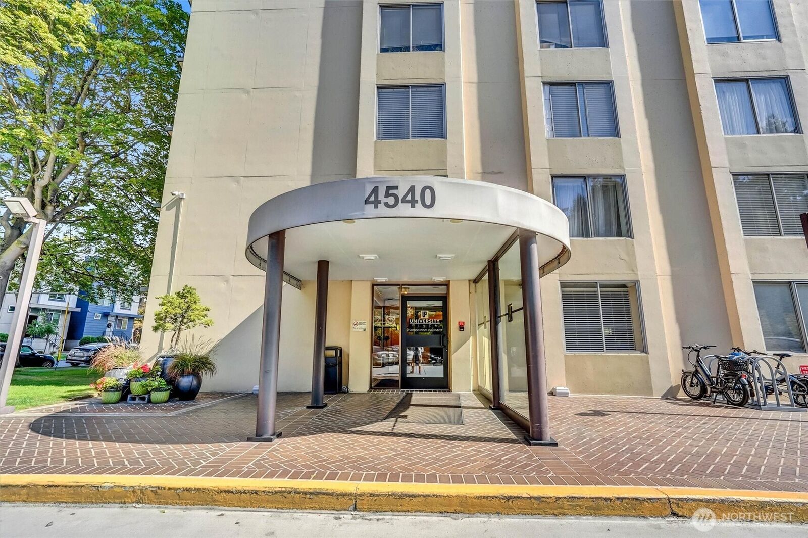 Property Photo: 4540 8th Avenue NE 1403 WA 98105