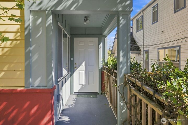 Property Photo: 6527 21st Avenue NE 3 WA 98115
