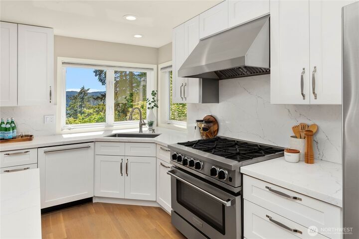 Property Photo:  9210  Parkwood Ridge Road  WA 98040 