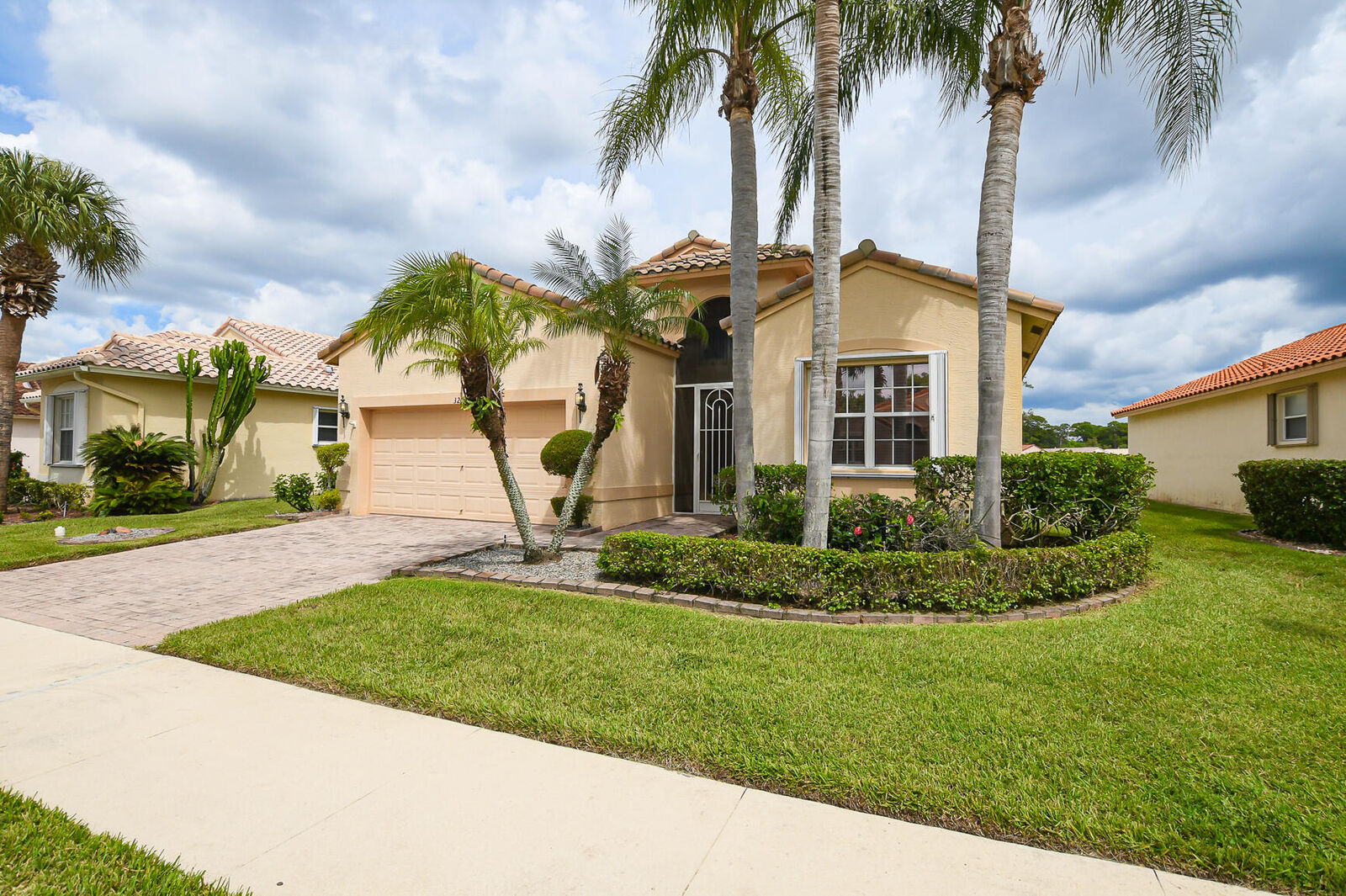 Property Photo:  320 NW Millpond Lane  FL 34986 