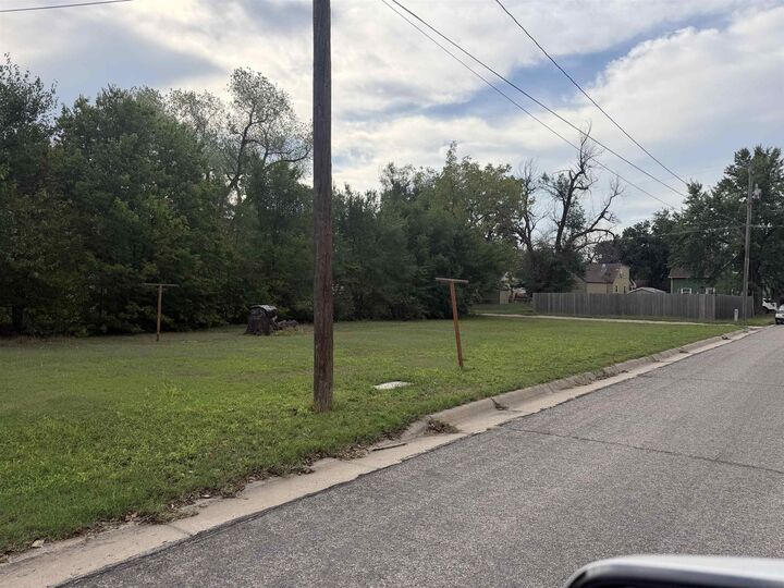 Property Photo:  1001 E 6th St  KS 67114 