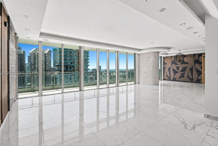 Property Photo: 92 SW 3rd St 4003-04 FL 33130