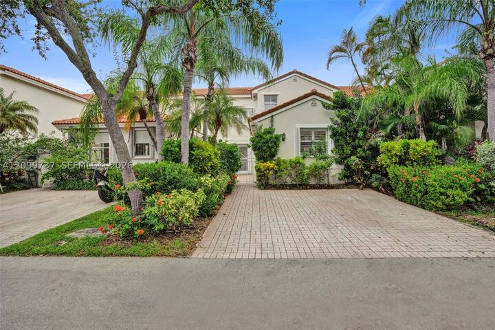 Property Photo: 1620 Weeping Willow Way FL 33019