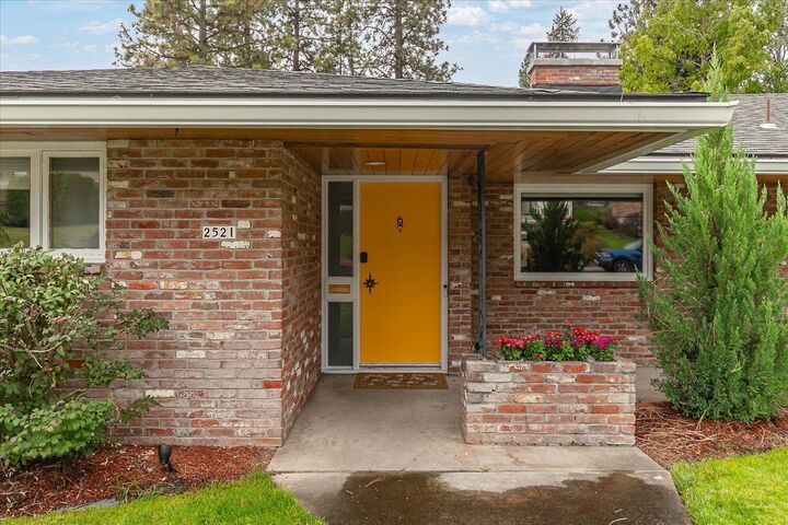 Property Photo: 2521 W Dell Dr WA 99208